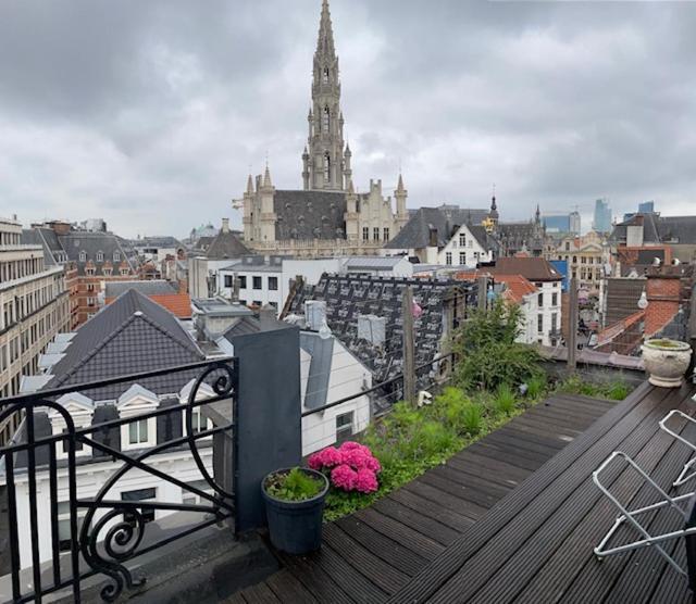 Duplex Dernier Etage Avec Terasse A Deux Pas De La Grand Place Appartement Brussel Buitenkant foto